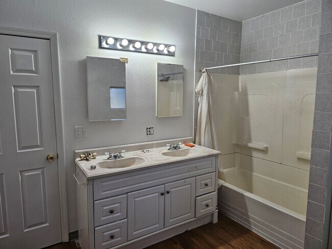 Building Photo - 614 W Arch St