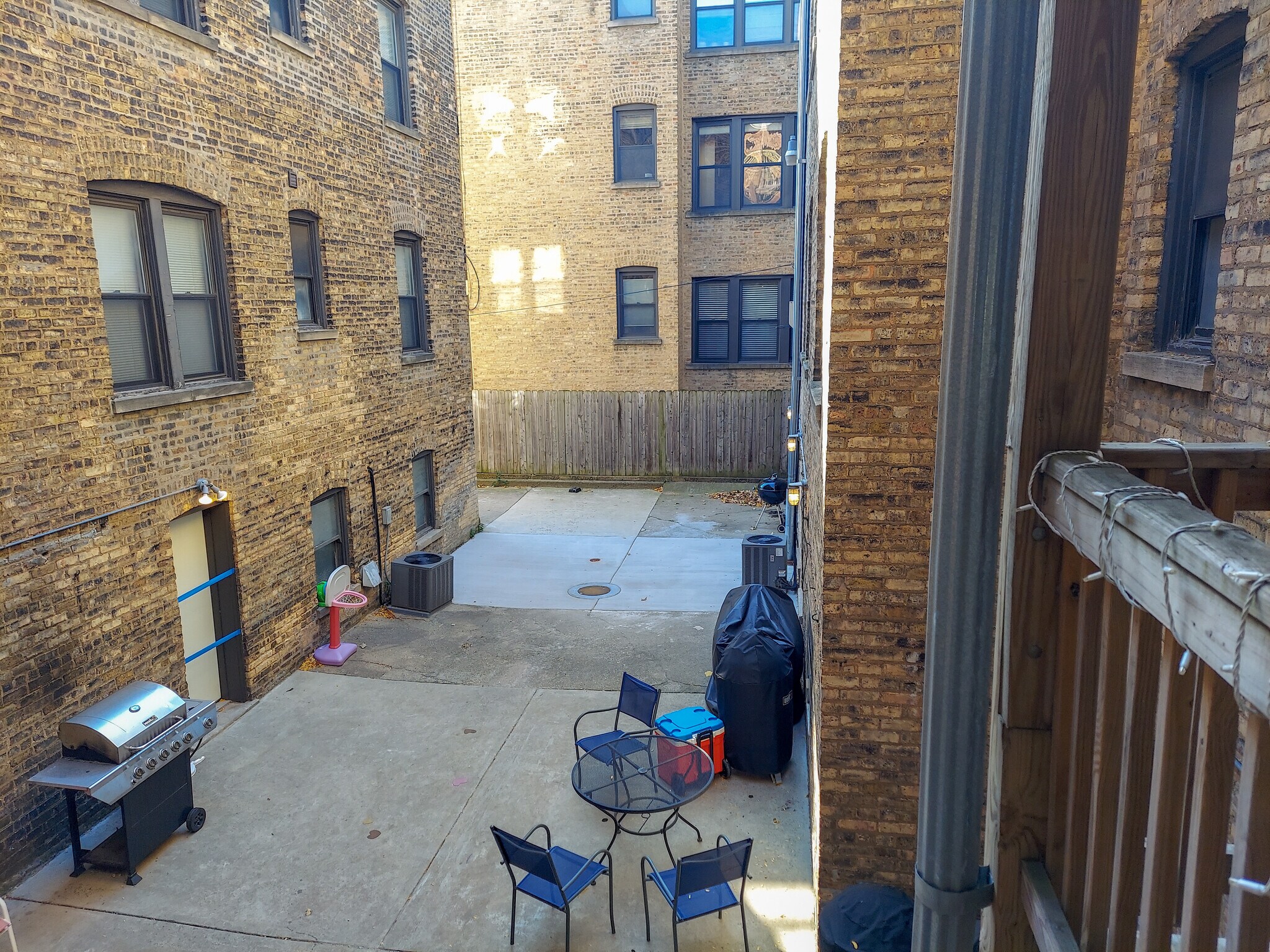 Building Photo - 4653 N Wolcott Ave