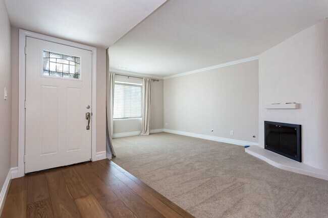 Building Photo - Spacious Entertainers Retreat in San Carlos!