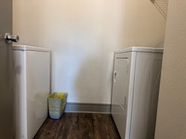 Building Photo - 300 Venue Wy