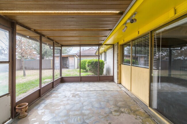 Building Photo - 5214 Spring Lake Dr