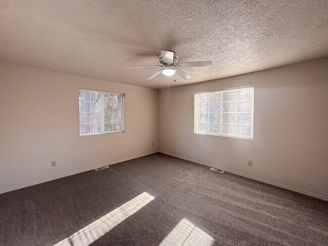 Building Photo - 3200 Lorian Ln SE