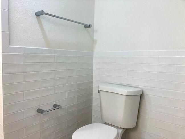 Building Photo - 2 bedroom, 2 bath condo ready to go!