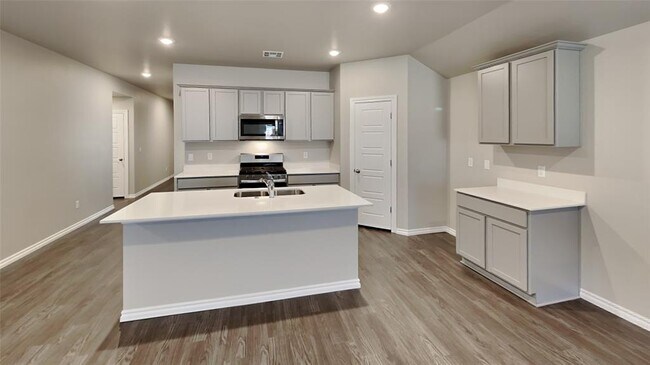 Building Photo - 2733 Dennis Dr