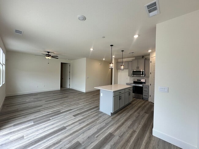 Building Photo - NW Visalia Home Coming Soon!
