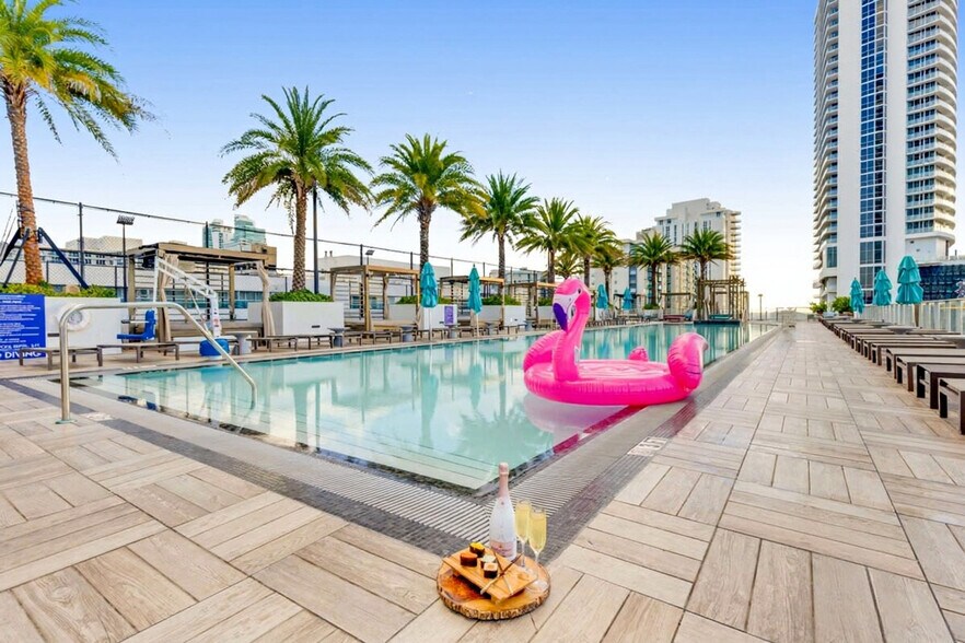 Building Photo - 4010 S Ocean Dr