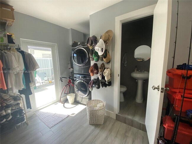 Building Photo - 7010 SW 144th Pl