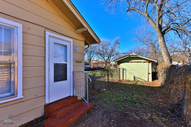 Building Photo - 2 bedroom 2 bath! NEW PAINT! NEW STOVE!