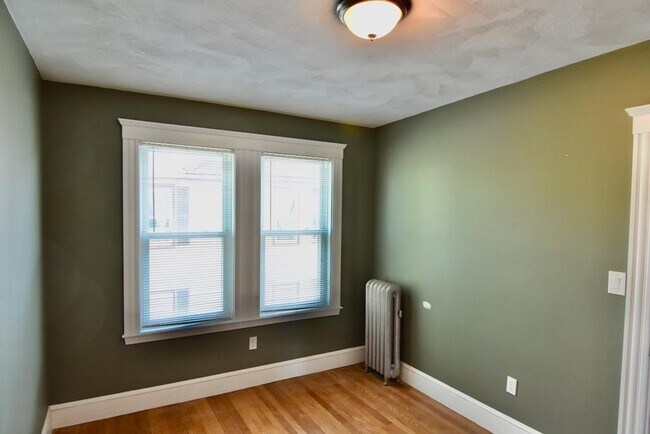 Building Photo - 106 Brook St