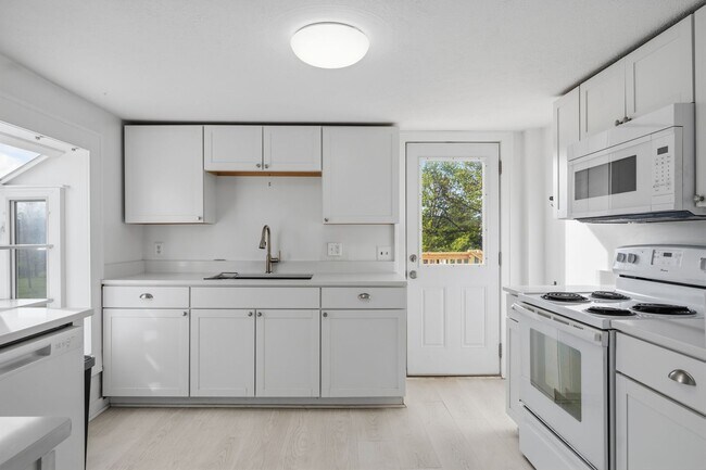 Building Photo - MOVE IN WITH A SECURITY DEPOSIT ALTERNATIVE FROM OBLIGO (for qualified applicants).