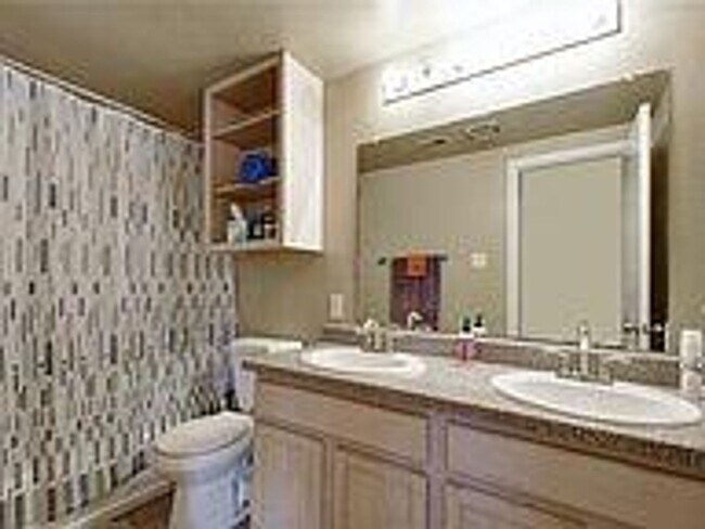 Building Photo - West Campus Condo Under $1000/Bedroom Walk...