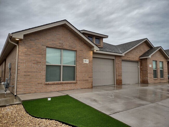 Primary Photo - 2121 N Jayton Ave