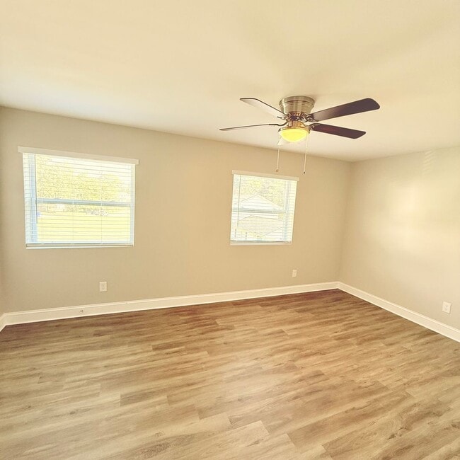 Building Photo - Oak Ridge - 3 bedroom 2 bath Duplex - call...