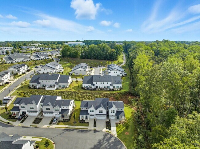 Building Photo - Modern 3 Bedroom, 2.5 Bath Townhome in luxurious Village at Chapel Green! ($2250/mo base rent***)