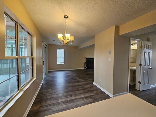 Building Photo - 3 Bedroom, 2 Bathroom Home in Kings Charter