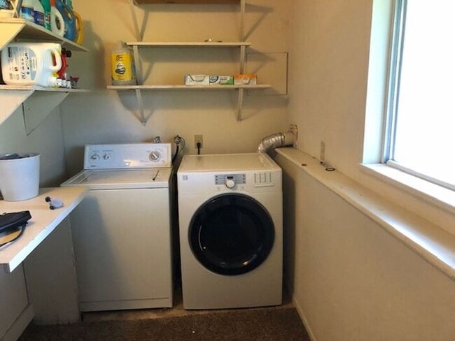 Building Photo - Single Family Home For Rent!