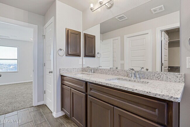 Building Photo - 13130 Oakhampton Ave