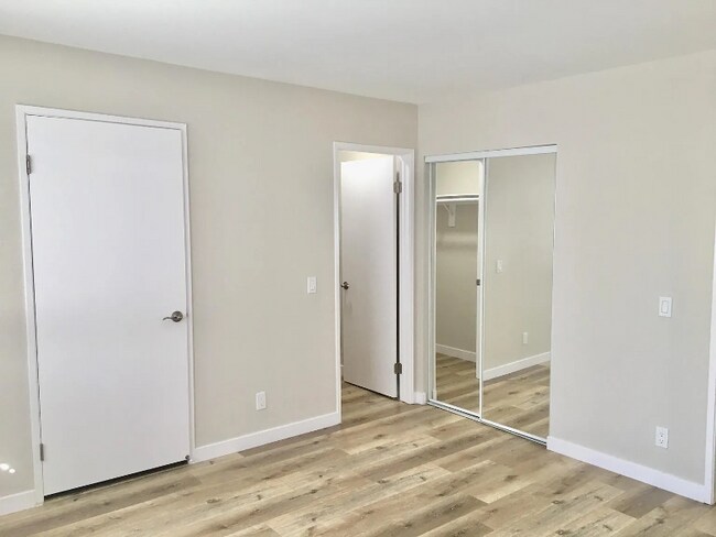 Building Photo - 544 E Tujunga Ave