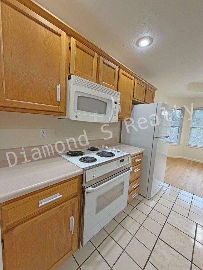 Building Photo - 2 Bedroom Duplex in Nixa Available!!