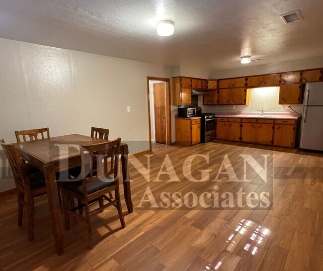 Building Photo - 3 bedroom 1 bath home with updates!