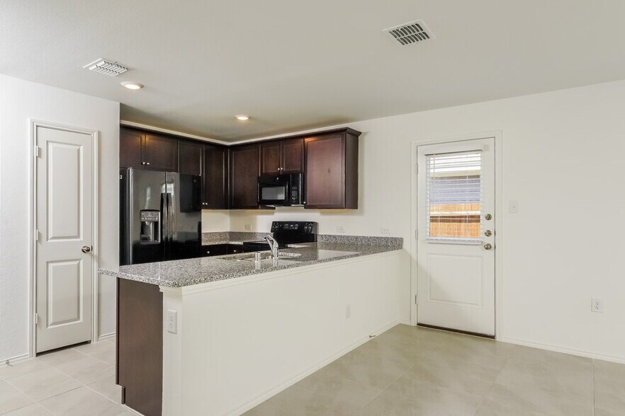 Building Photo - 5942 Wedgemere Dr