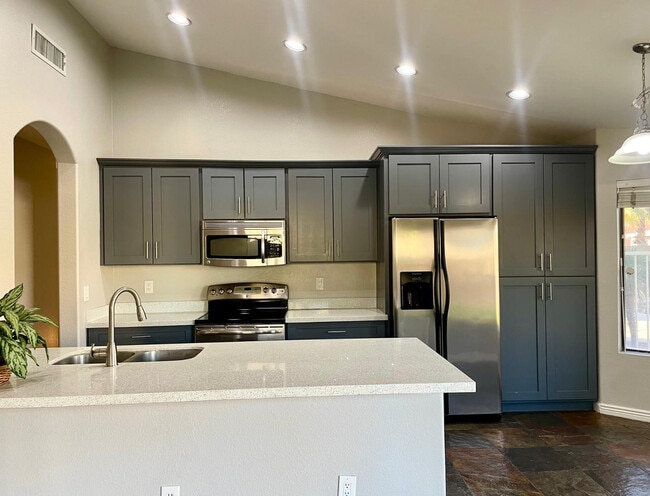 Building Photo - 2422 E Remington Pl