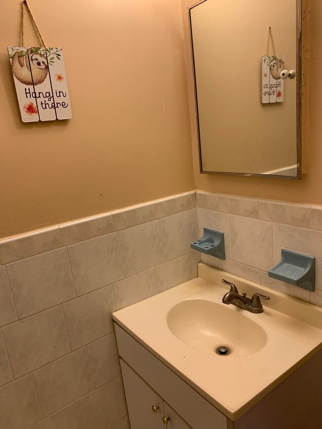 bathroom photo 2 - 4117 L St