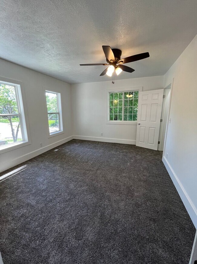 Building Photo - Recently Updated 2 Bed/1 Bath Upper Level Duplex Near Downtown!