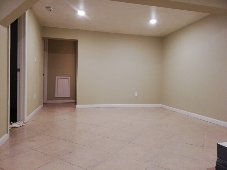 Building Photo - 839 Stoneyford Dr