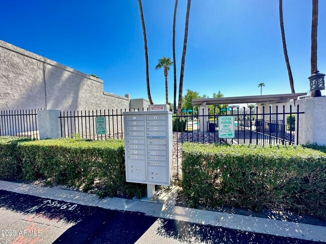 Building Photo - 821 E Orange Dr