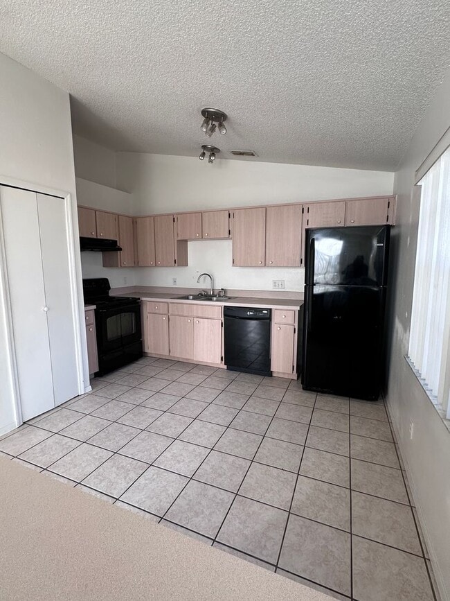 Building Photo - Nice 3 bedroom, 2 bath single family home