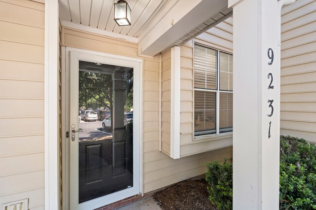 Building Photo - 9231 Kings Canyon Dr