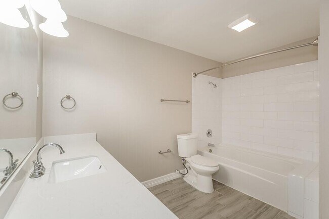 Building Photo - 15411 La Loma Dr