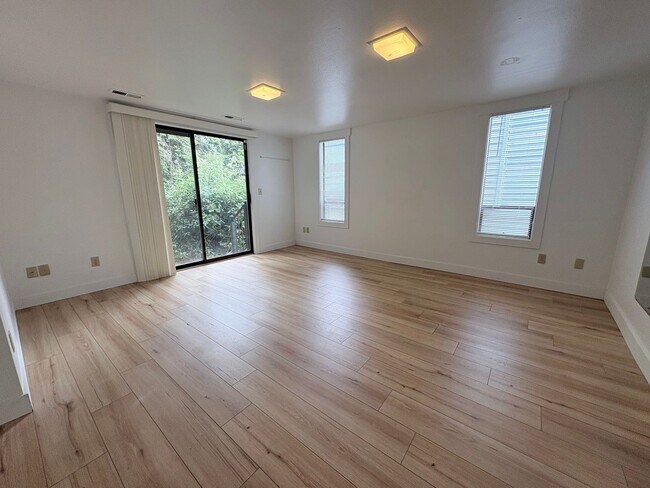 Building Photo - Bright and Spacious Newcastle Home -Open House Saturday the 27th 4:00-5:00