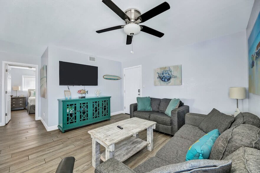 Building Photo - 132 E Gardenia St