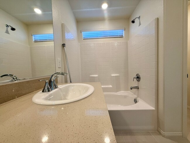 Building Photo - Modern 3BR Home - Prime Location