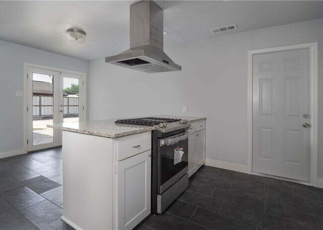 Building Photo - 4013 Kingston Dr