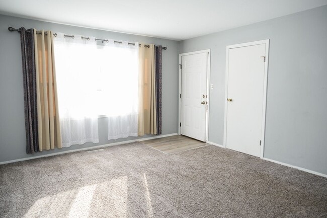 Building Photo - 2 bed 1 bath Duplex in Portage