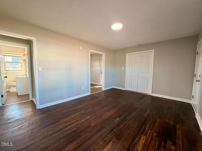 Building Photo - 910 E Divine St