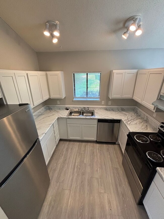 Building Photo - 2 Bedrooms / 1.5 Bathrooms ~ Crossroads Area ~