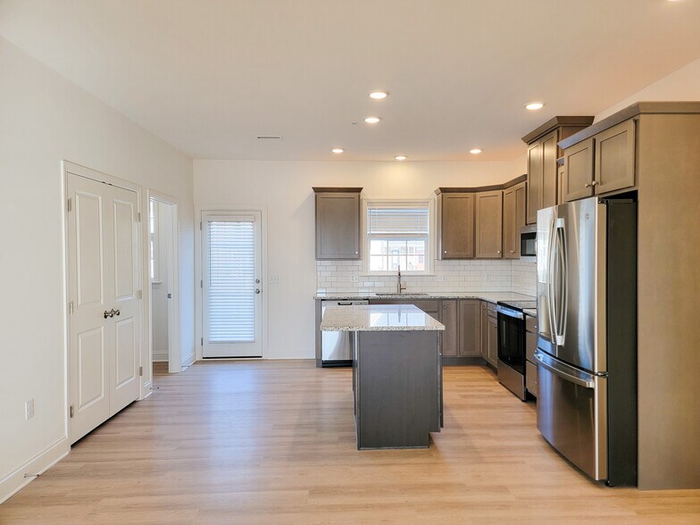 Building Photo - 2459 Spring Water Cir