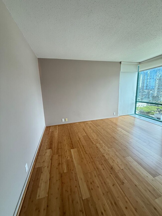 Building Photo - Uraku Tower 17 A Luxury Living!