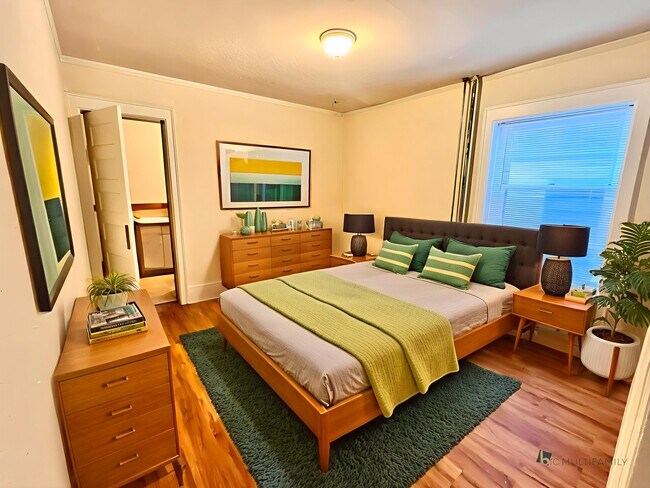 IMG_8750 - Bedroom - Mid-Century Modern - 4 - Cross Apartments