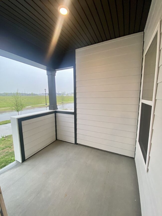 Building Photo - End Unit Townhouse in Terraces at Farmington