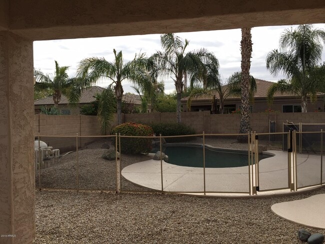 Building Photo - 853 W Raven Dr