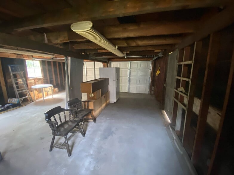 Building Photo - 229 Valley St
