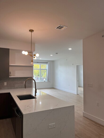 Building Photo - 276 Duncan Ave