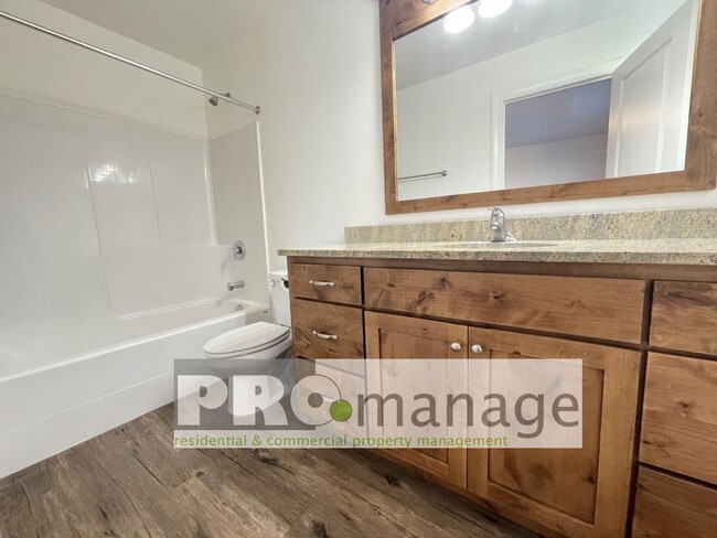 Building Photo - 3 Bed, 2 Bath Town Home w/ 2 Car Garage - Idaho Falls