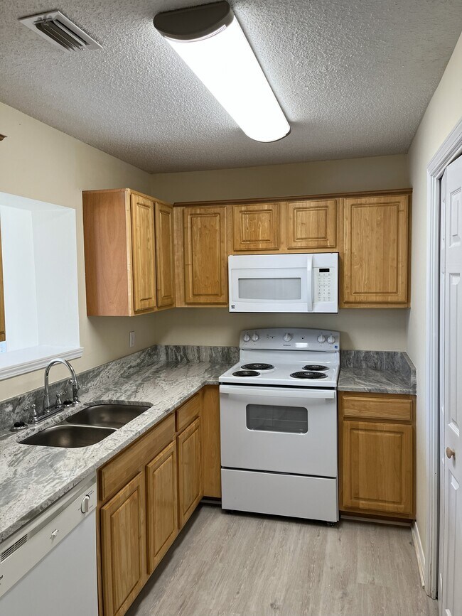 Building Photo - 824 Stonegate Ct