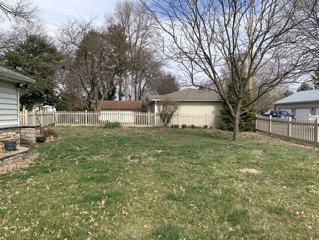 Building Photo - Charming 3-Bedroom Home on Spacious Corner...